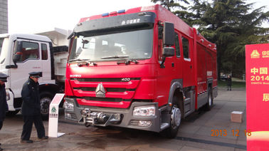 camion dei vigili del fuoco di salvataggio di 6m3 Sinotruk Howo con la schiuma Tan del serbatoio di acqua e la scala