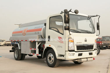 Il camion della petroliera di Howo 4×2/sul trasporto di bassa potenza del combustibile della sicurezza trasporta 8280 CHILOGRAMMI su autocarro