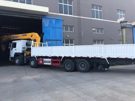 20 il camion di Sinotruk Howo 8x4 di tonnellata ha montato l'asta diritta della gru
